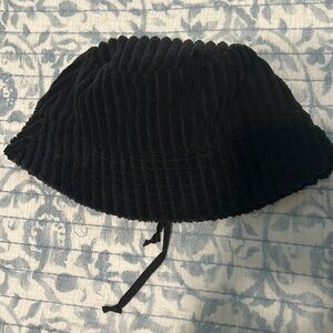 Black textured bucket hat